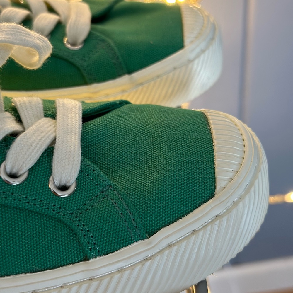 Cariuma Women's Green Canvas Sneakers - Picture 9 of 12